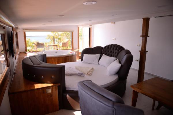1 Bedroom Penthouse Apartment, George S Boutique