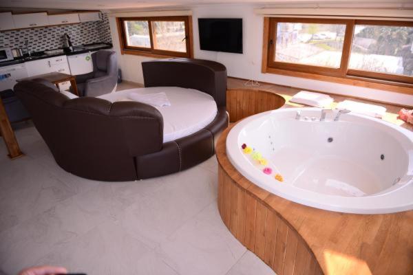 1 Bedroom Penthouse Apartment, George S Boutique