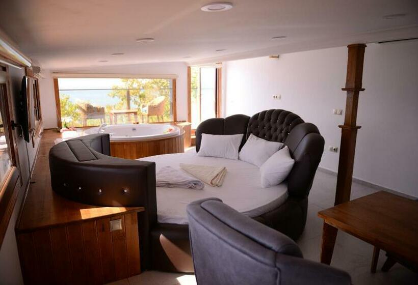 1 Bedroom Penthouse Apartment, George S Boutique