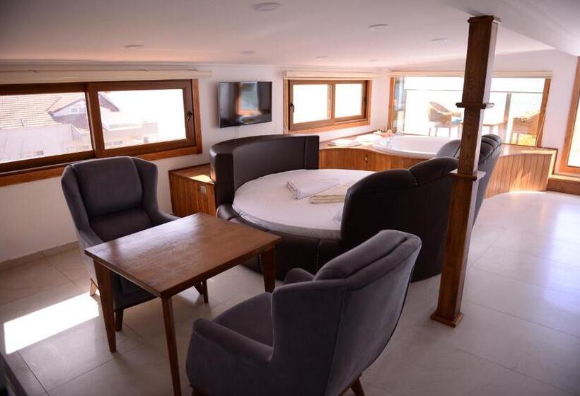 1 Bedroom Penthouse Apartment, George S Boutique
