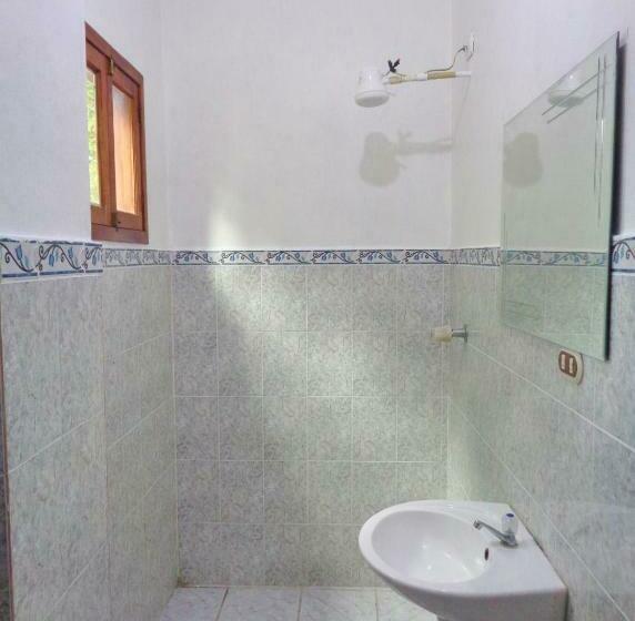اتاق لوکس با بالکن و چشم‌انداز دریا, Livingston Resort