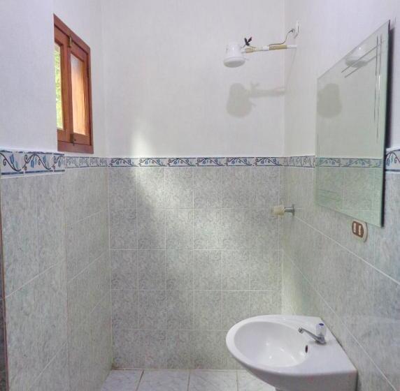 اتاق استاندارد سه تخته با چشم‌انداز استخر, Livingston Resort