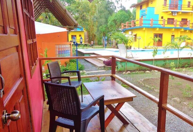اتاق استاندارد سه تخته با چشم‌انداز استخر, Livingston Resort