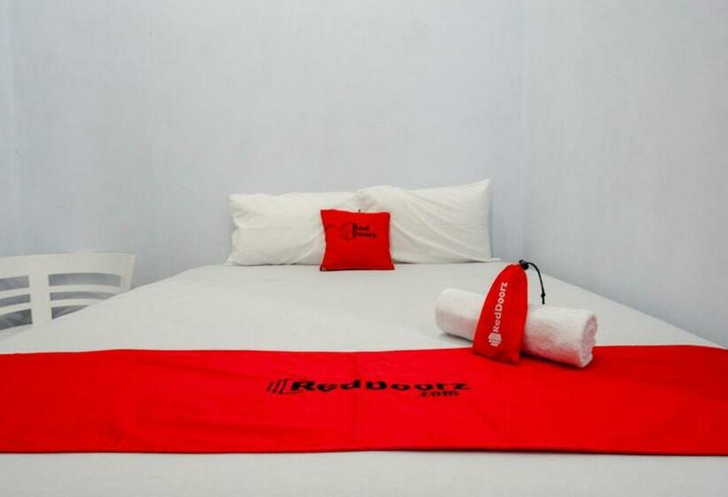 Номер Economy, Reddoorz Plus At Hawai Inn Near Mall Of Panakukang