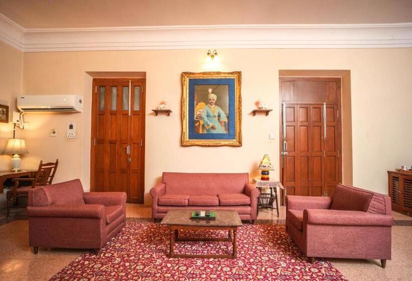 اتاق استاندارد با بالکن, Nilambag Palace