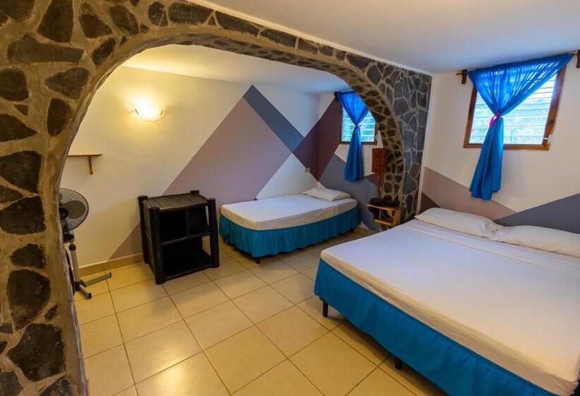 اتاق استاندارد سه نفره, Paradiso Hostel