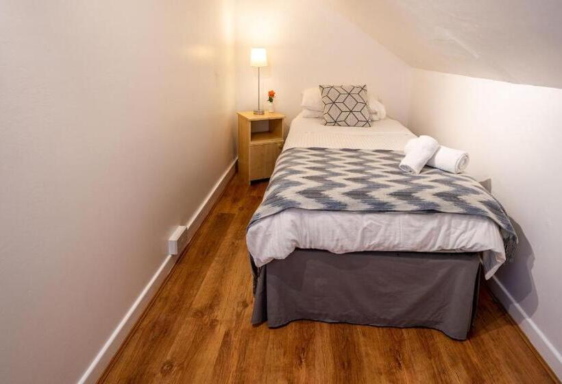 اتاق استاندارد سه تخته با بالکن, Coral Gables Guesthouse & Campsite