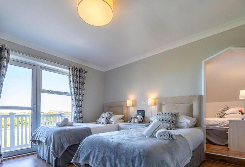 اتاق استاندارد سه تخته با بالکن, Coral Gables Guesthouse & Campsite