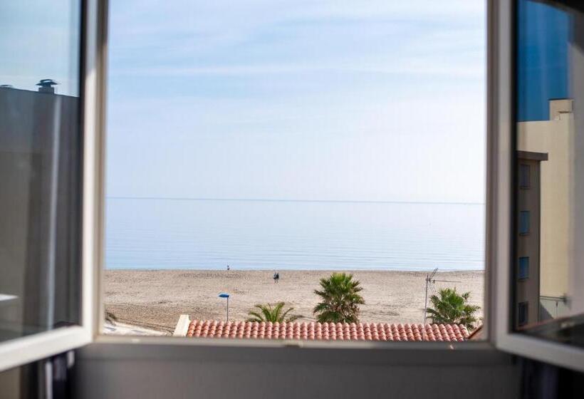 اتاق راحتی با چشم‌انداز دریا, Le Regina Hôtel Et Restaurant Canet Plage