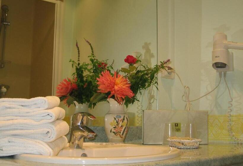 Четырехместный Номер Стандарт, Logis Hotel L Ange Couronne