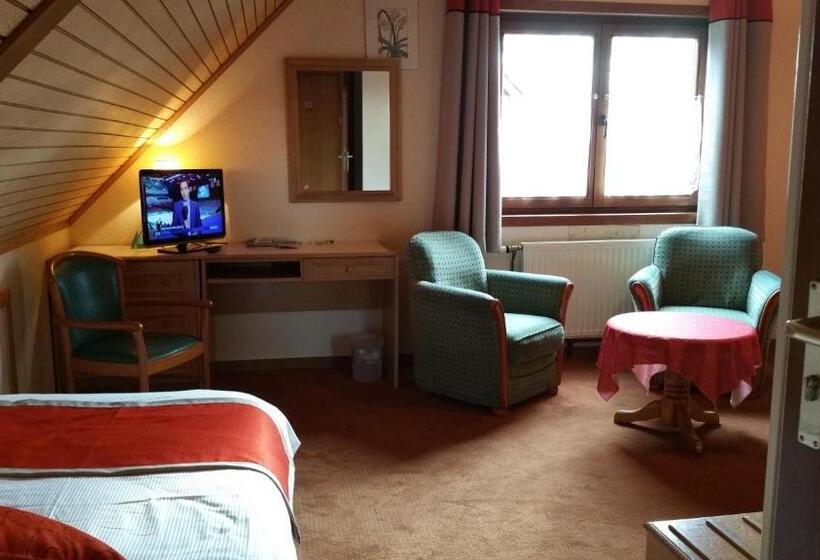 Номер Стандарт Трехместный, Logis   Hotel Restaurant La Sapinière