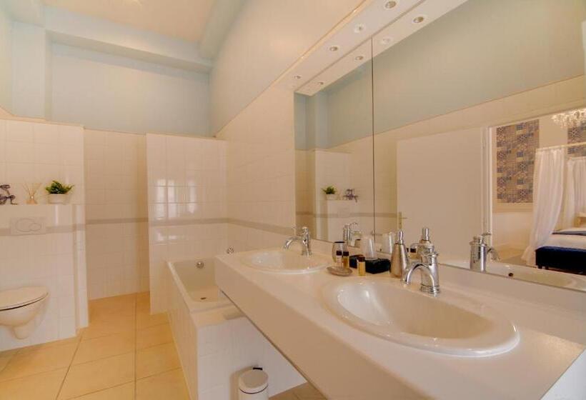 اتاق لوکس با تخت بزرگ, Maison D Hotes La Villa Des Ducs Barleduc