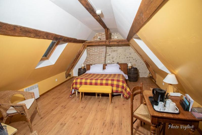 اتاق استاندارد سه نفره, Logis Auberge Le Colombien   Hôtel Et Restaurant