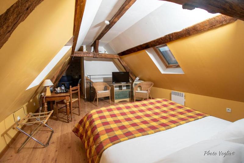 اتاق استاندارد سه نفره, Logis Auberge Le Colombien   Hôtel Et Restaurant