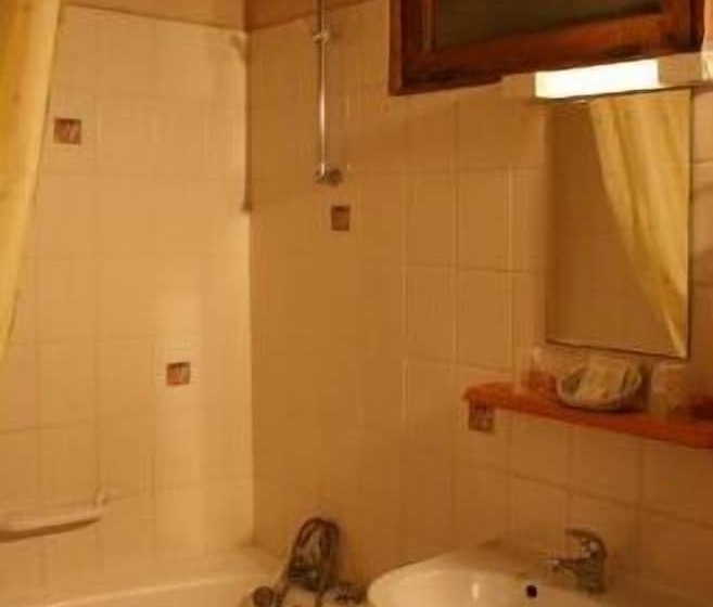اتاق استاندارد سه نفره, Logis Auberge Le Colombien   Hôtel Et Restaurant