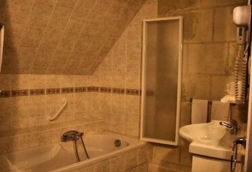 اتاق استاندارد چهار تخته, Logis Auberge Le Colombien   Hôtel Et Restaurant
