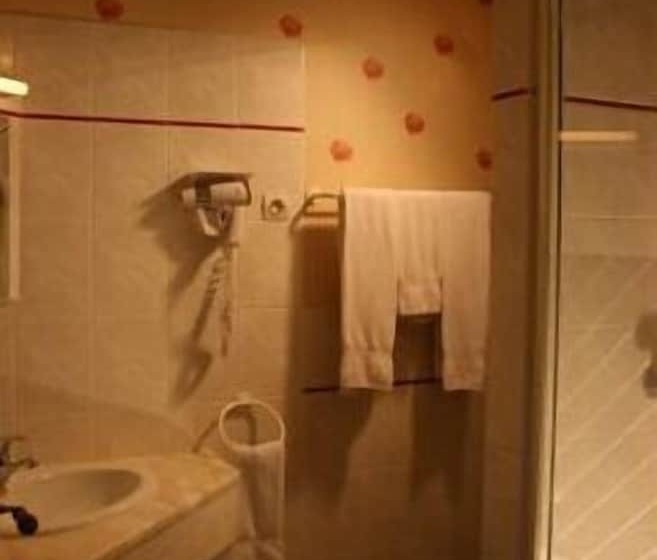 اتاق استاندارد چهار تخته, Logis Auberge Le Colombien   Hôtel Et Restaurant