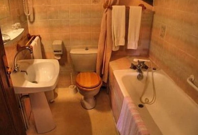 اتاق استاندارد چهار تخته, Logis Auberge Le Colombien   Hôtel Et Restaurant