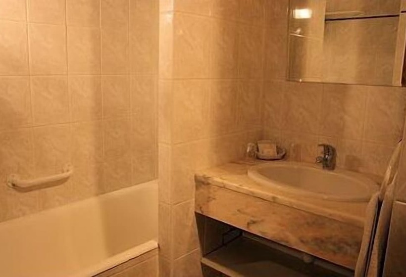 اتاق استاندارد چهار تخته, Logis Auberge Le Colombien   Hôtel Et Restaurant