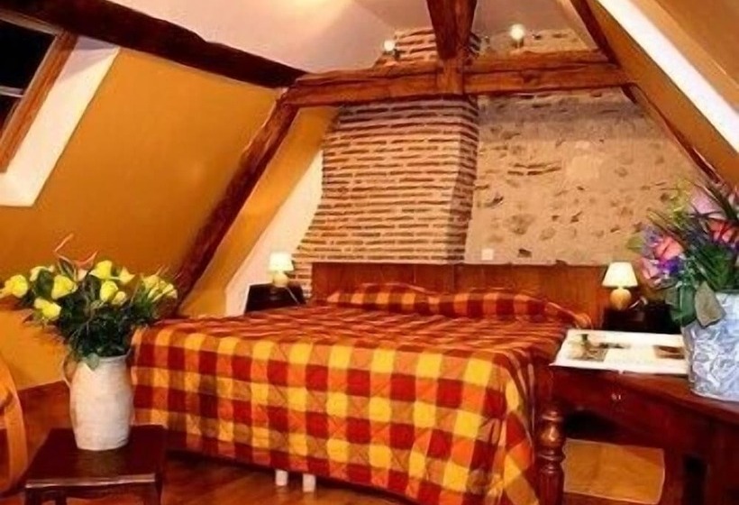 اتاق استاندارد سه نفره, Logis Auberge Le Colombien   Hôtel Et Restaurant