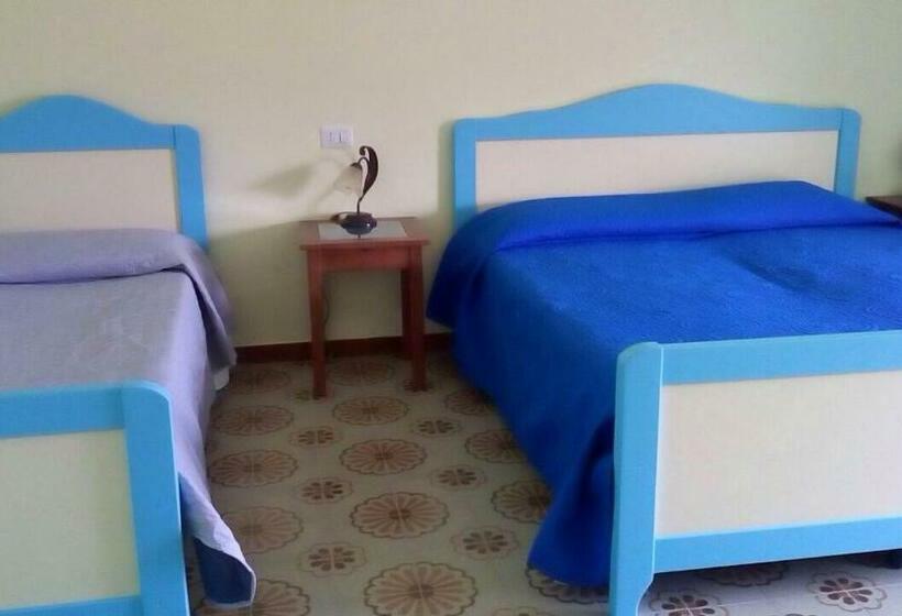 اتاق استاندارد سه تخته با بالکن, B&b La Scogliera