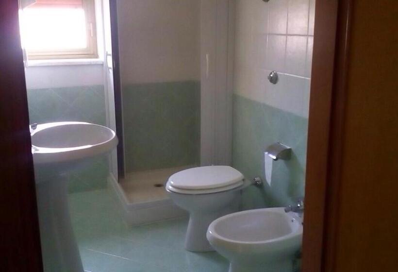 اتاق استاندارد سه تخته با بالکن, B&b La Scogliera
