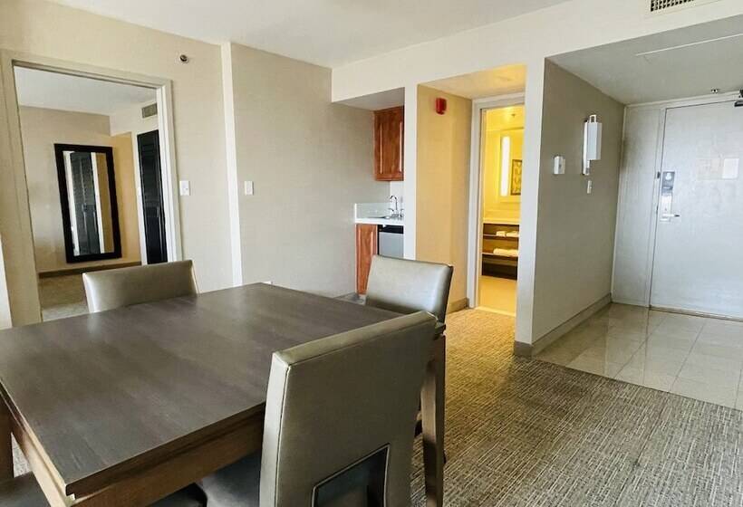 Люкс Кровать Кинг, Doubletree By Hilton Fresno Convention Center