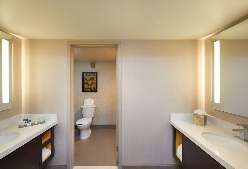 Люкс Deluxe Кровать Кинг, Doubletree By Hilton Fresno Convention Center