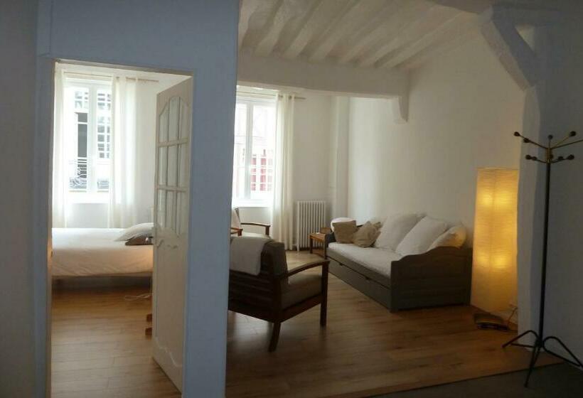 Номер Стандарт, Une Chambre Dans L'atelier De R