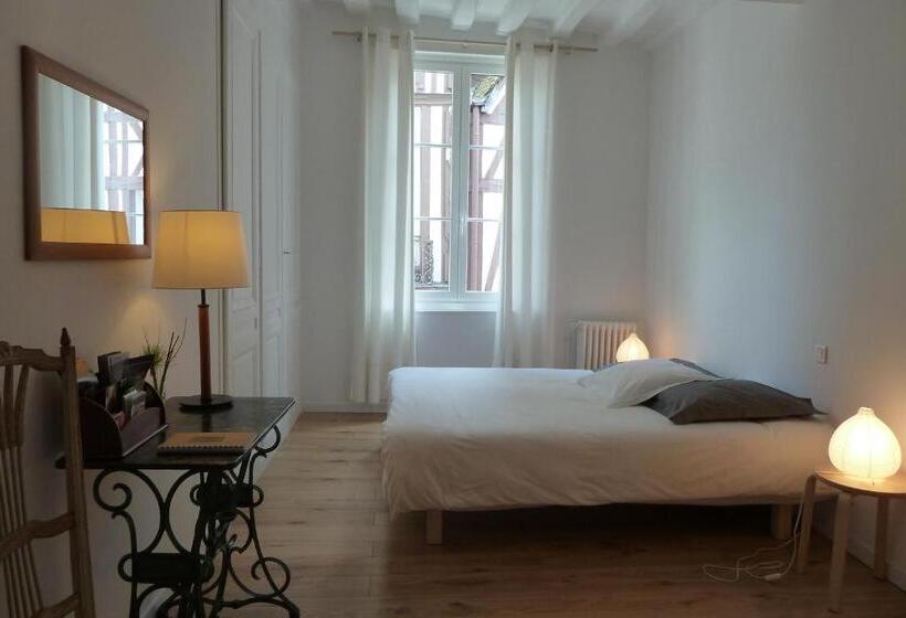 Номер Стандарт, Une Chambre Dans L'atelier De R