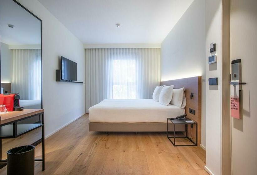Номер Стандарт, Paxton Barcelona