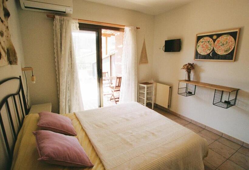 Номер Стандарт с Террасой, Hostal De L Aigua
