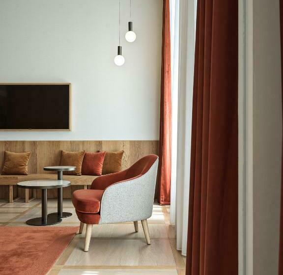 سوییت لوکس, Ea Hotel Juliš