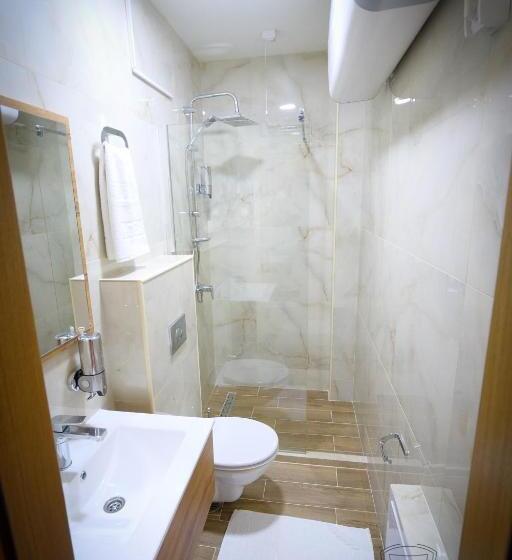 اتاق لوکس خانوادگی, Motel Kvele