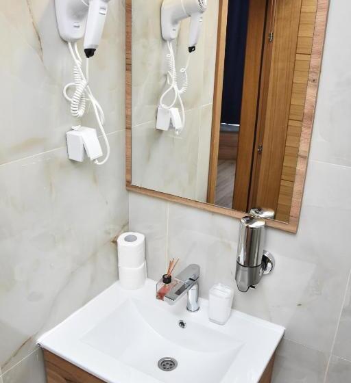 اتاق لوکس با تخت بزرگ, Motel Kvele