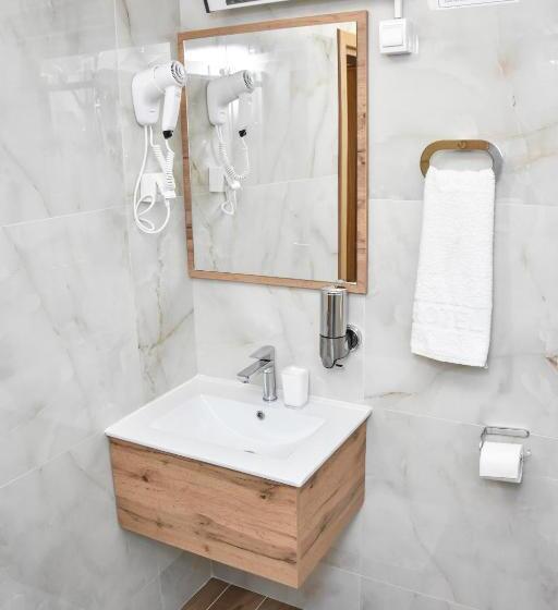 اتاق لوکس چهار تخته, Motel Kvele