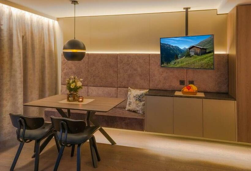 Студия Стандарт, Vier Studios & Restaurant