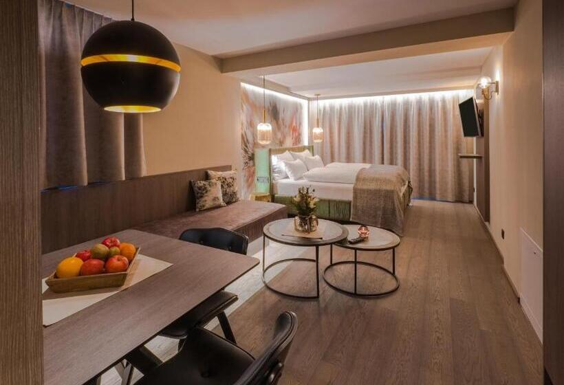 Студия Стандарт, Vier Studios & Restaurant