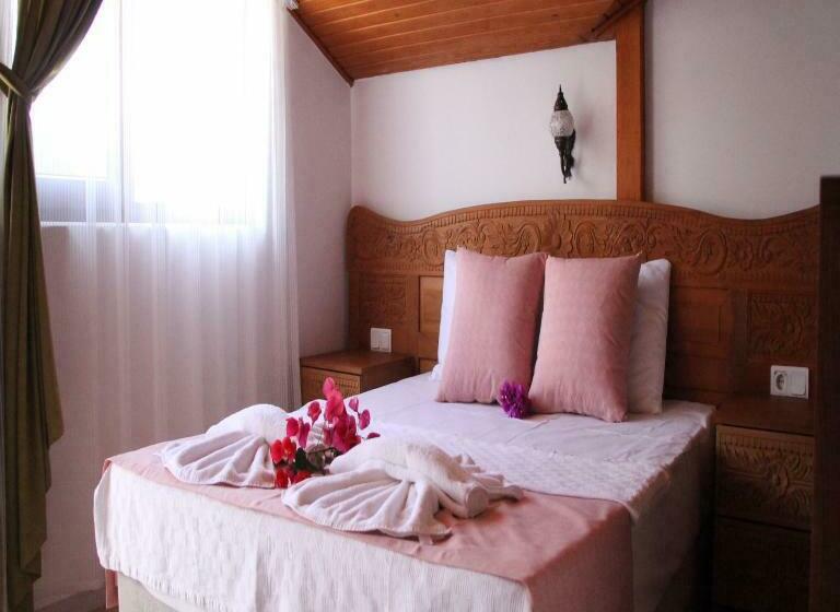 Quarto Triplo Estandar com Sacada, Limon Otel