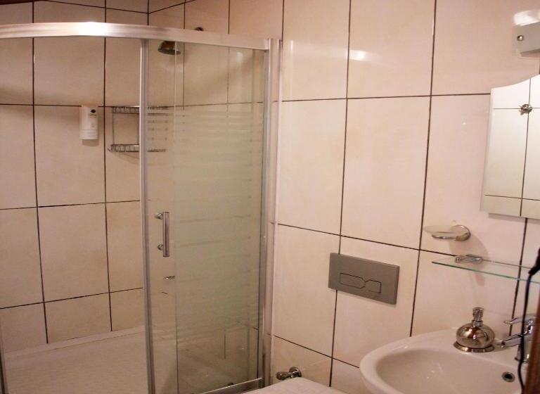 Quarto Triplo Estandar com Sacada, Limon Otel