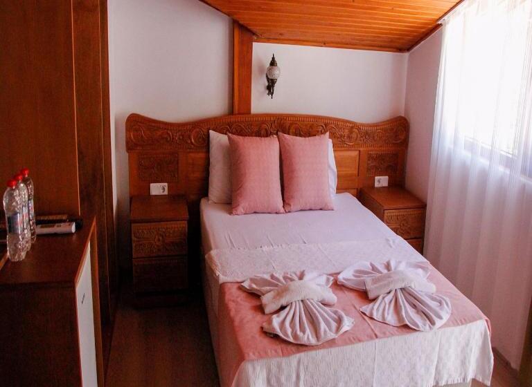 Quarto Triplo Estandar com Sacada, Limon Otel