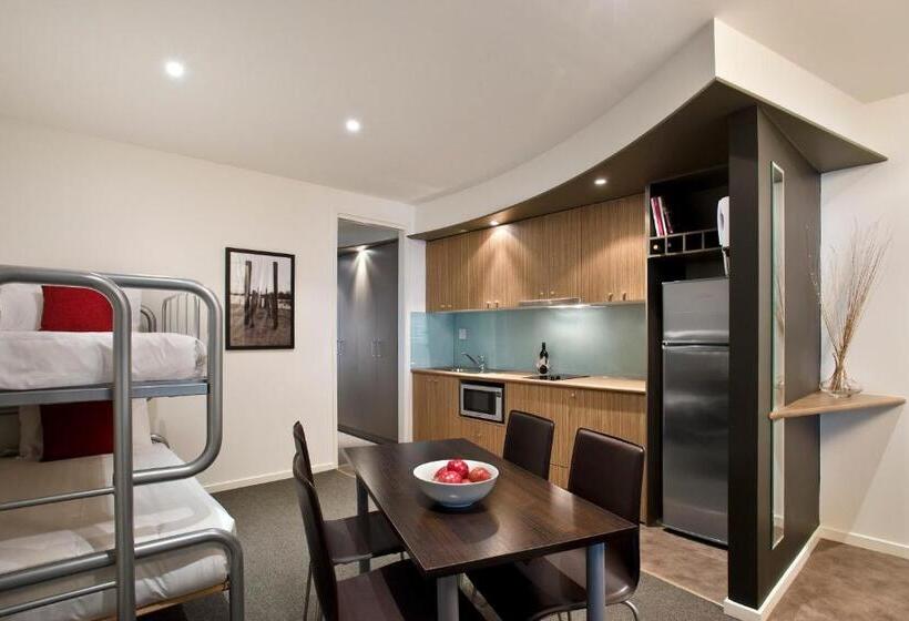 اتاق خانوادگی با چشم‌انداز دریا, The Waves Apartments