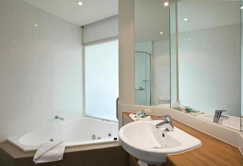 اتاق خانوادگی با چشم‌انداز دریا, The Waves Apartments