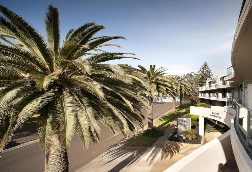 اتاق خانوادگی با چشم‌انداز دریا, The Waves Apartments