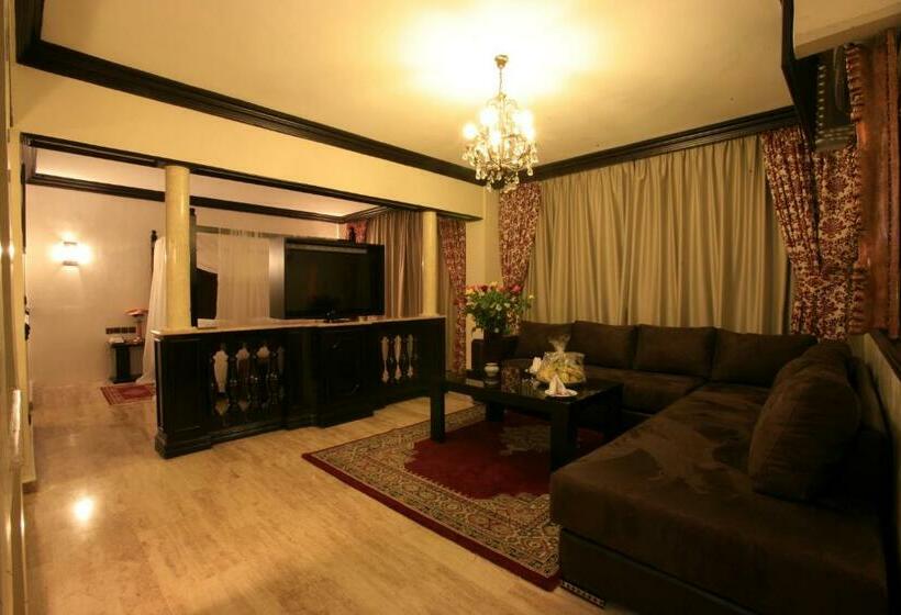 سوئیت با تخت بزرگ, Imperial Holiday