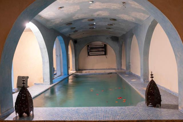 سوئیت با تخت بزرگ, Imperial Holiday