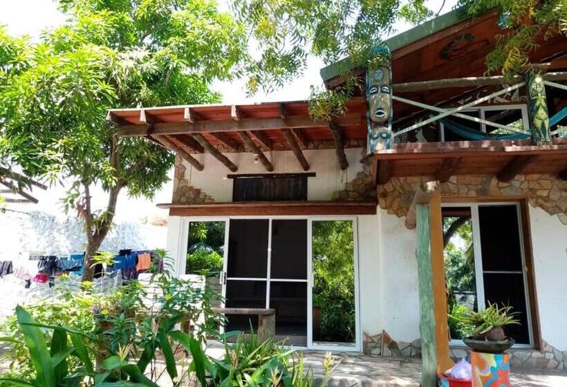 Номер Стандарт Вид на Бассейн, Kokrobite Gardens Restaurant And Guest House