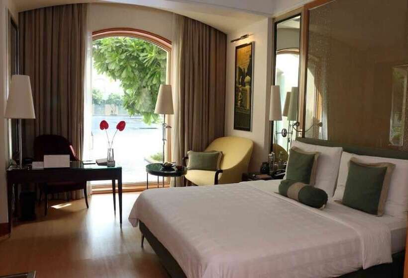 带泳池观景的豪华房, Trident Gurgaon