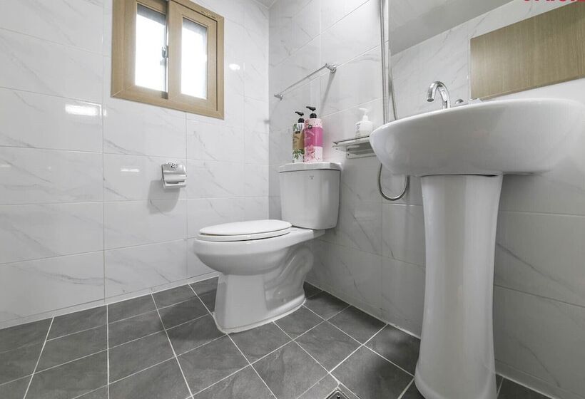 חדר סטנדרט לשלושה, Seoul Station R Guesthouse