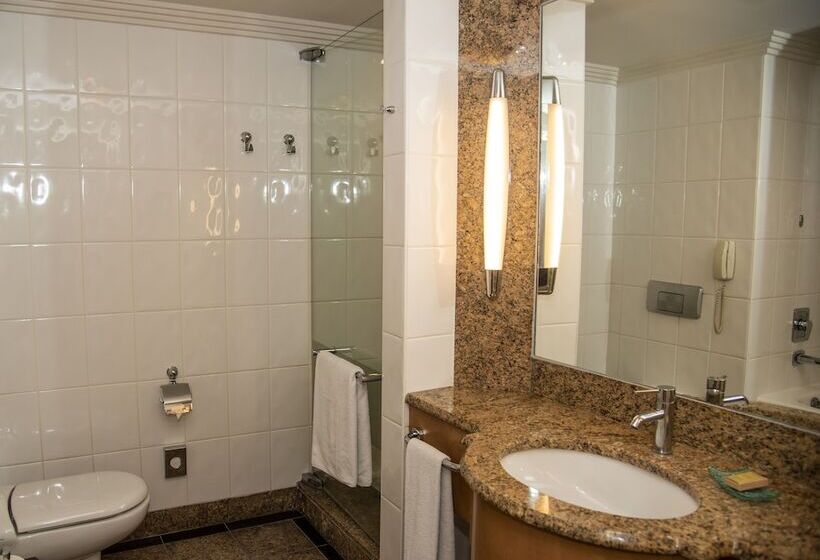 اتاق خانوادگی تودرتو, Adana Hiltonsa